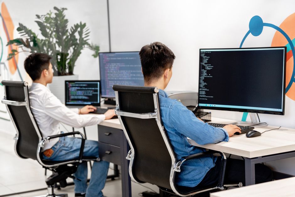 Dva programera rade na razvoju softvera