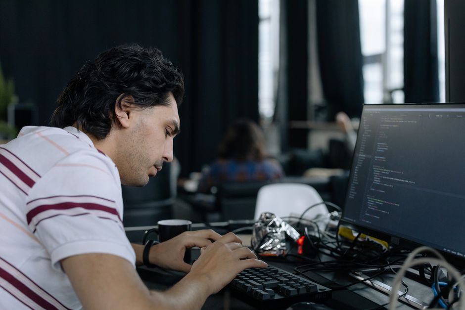Programer intenzivno tipka na radnoj stanici